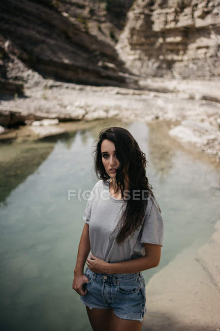 Чуттєва жінка на озері — стокове фото