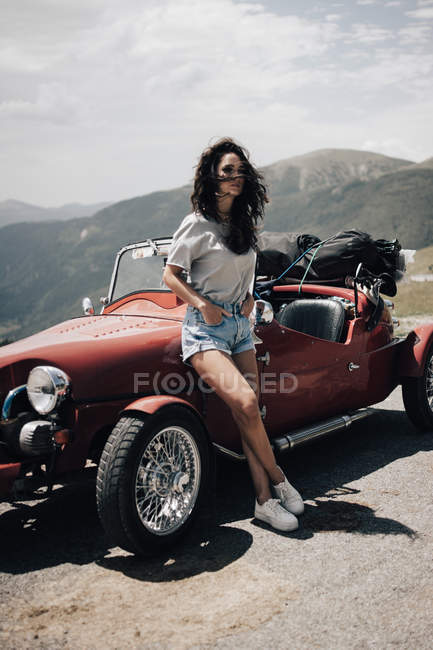 Jolie femme à la voiture vintage — Photo de stock