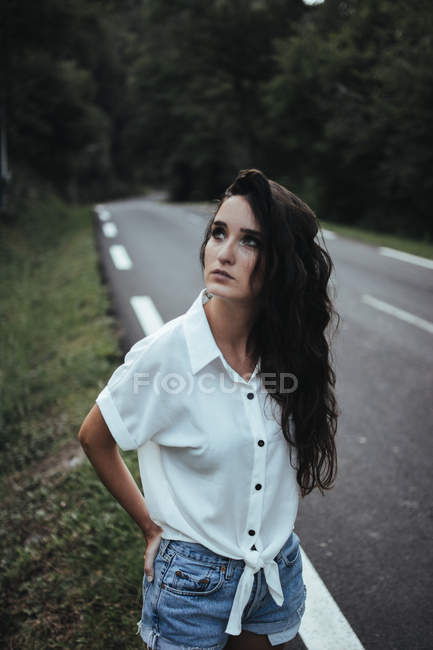 Mulher bonita na beira da estrada — Fotografia de Stock