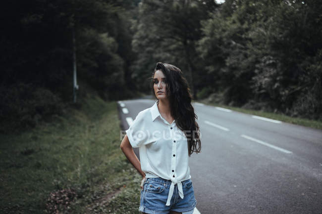 Jolie femme au bord de la route — Photo de stock