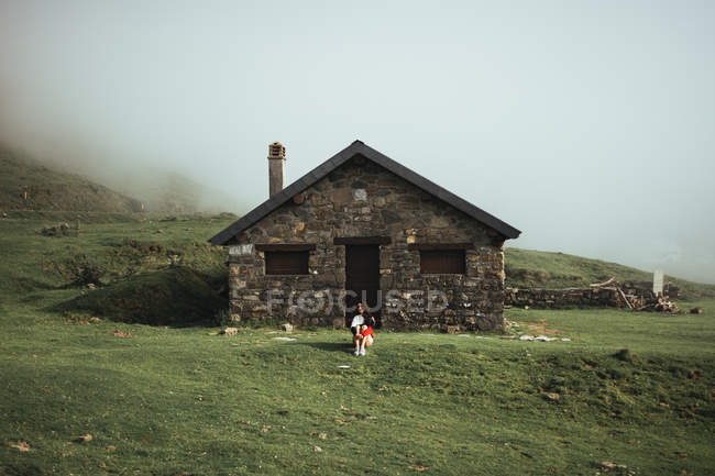 Mulher sentada na casa rural — Fotografia de Stock