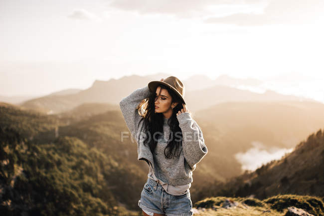 Mulher em pé nas montanhas — Fotografia de Stock