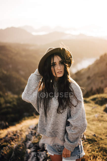Mujer de pie en las montañas - foto de stock