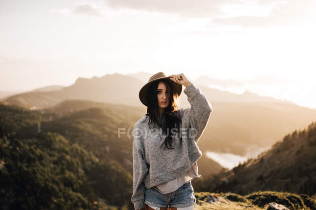 Женщина стоит в горах — стоковое фото