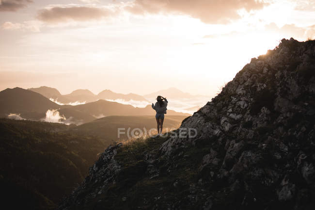 Jolie femme marchant dans les montagnes — Photo de stock