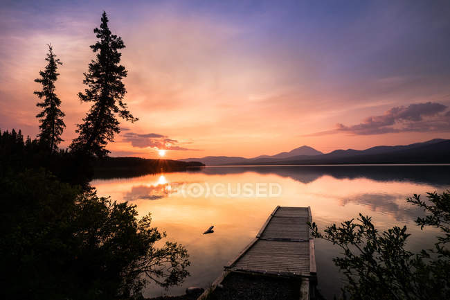 Pier in lake on background of mountains — Stock Photo