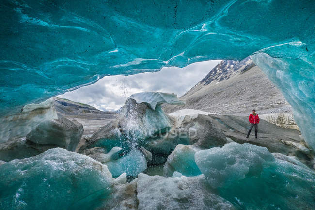Dentro de la cueva de hielo y el viajero fuera - foto de stock