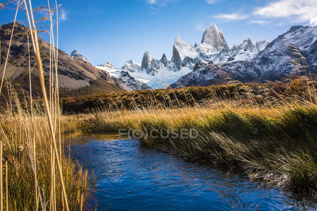 Paysage d'eau et de montagnes — Photo de stock
