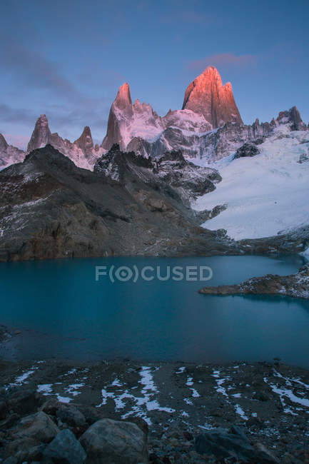Lago em montanhas rochosas nevadas — Fotografia de Stock
