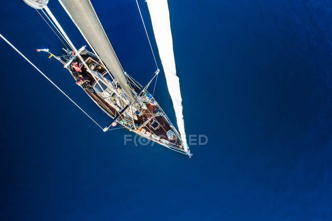 Dall'alto sparo di barca a vela — Foto stock