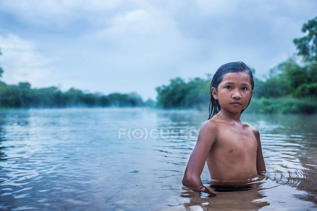 Asiatico bambino posa in acqua — Foto stock