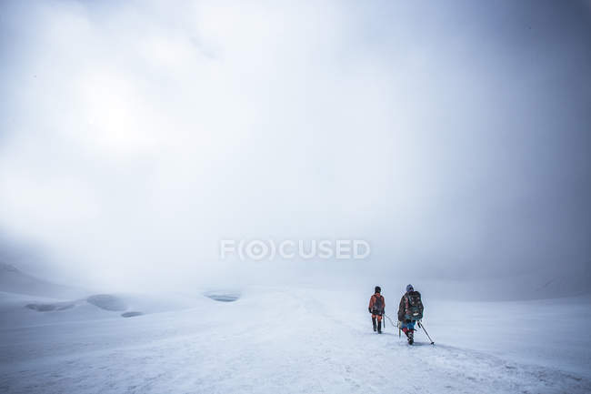 Люди ходят по снегу — стоковое фото