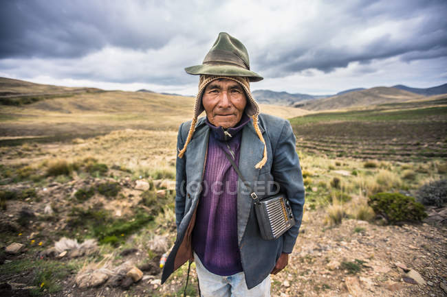 Alter indigener Lebensraum in warmer Kleidung — Stockfoto