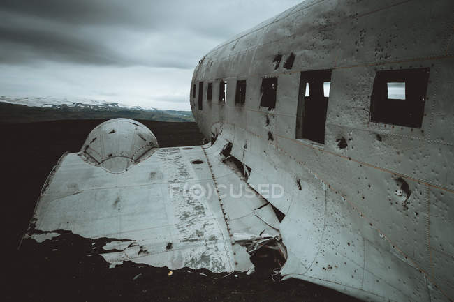 Escombros de DC-3 Dakota en la playa de Solheimasandur - foto de stock