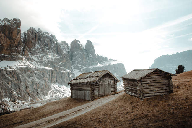 Cabanas na planície nas montanhas — Fotografia de Stock