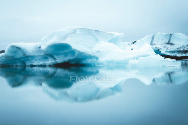 Reflejo del glaciar en el agua - foto de stock
