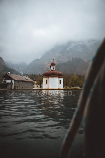 Церковь на берегу озера в горах — стоковое фото