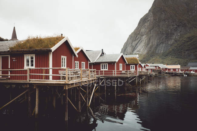 Small houses on lakeside in mountains — Stock Photo