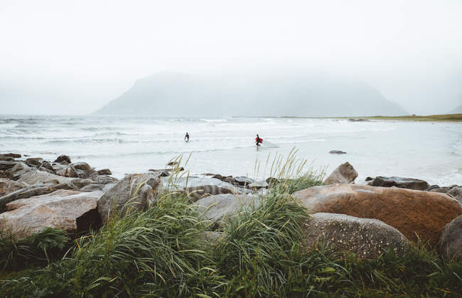 Серферы на пляже Рамберг — стоковое фото