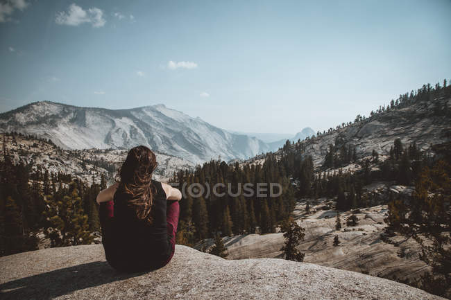 Женщина позирует на пейзаже на высоте — стоковое фото