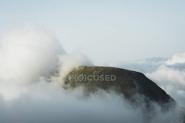 Montanha nublada pico — Fotografia de Stock