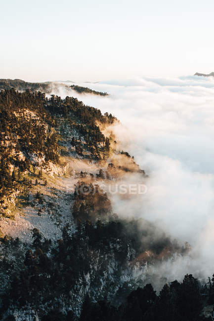 Nebbia che scende dalle rocce — Foto stock