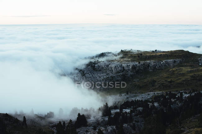Fog coming over rocks — Stock Photo