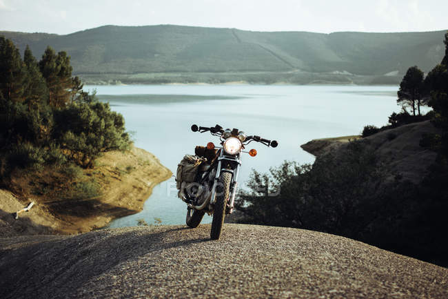 Moto garée sur le rocher — Photo de stock