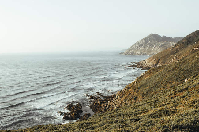 Скеляста берегова лінія океану — стокове фото