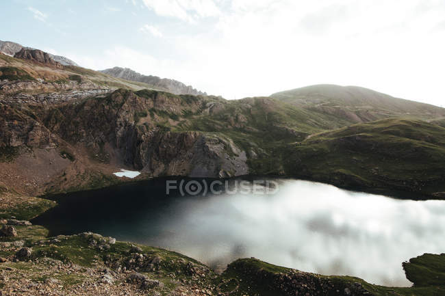 Lago espejo en las montañas - foto de stock
