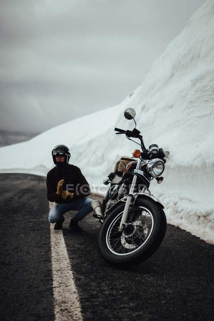 Homme avec moto près du glacier — Photo de stock