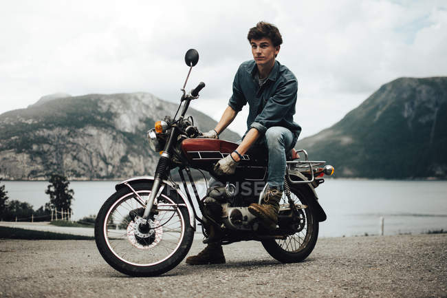 Stilvoller Mann auf Motorrad — Stockfoto