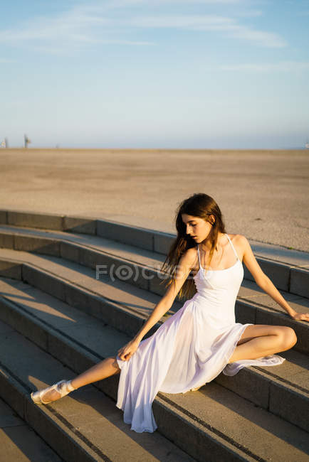 Jovem dançarina morena de balé descansando nas escadas — Fotografia de Stock
