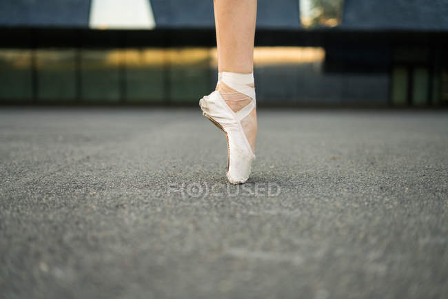 Нога балерины в точечной обуви, стоящей на ногах — стоковое фото