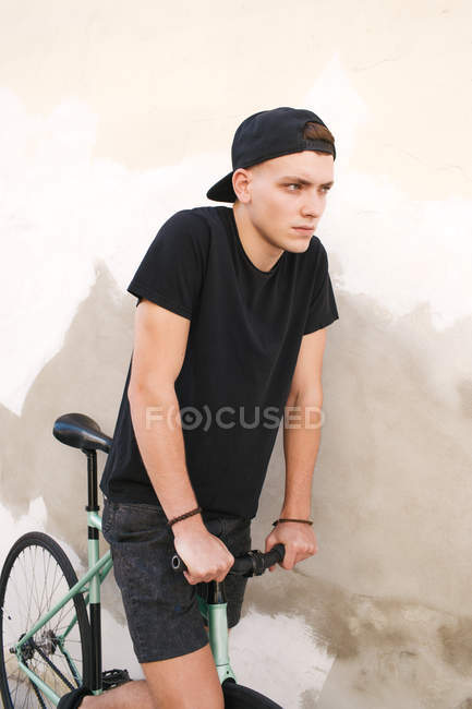 Boy laening on bike — Stock Photo