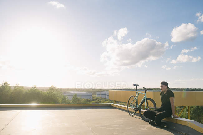 Menino sentado perto de bicicleta — Fotografia de Stock
