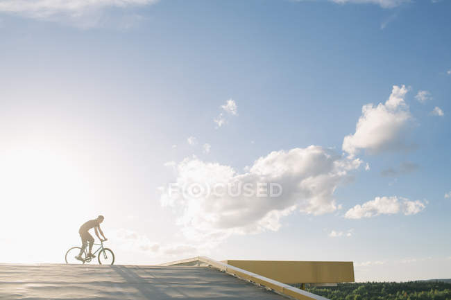 Menino andar de bicicleta — Fotografia de Stock