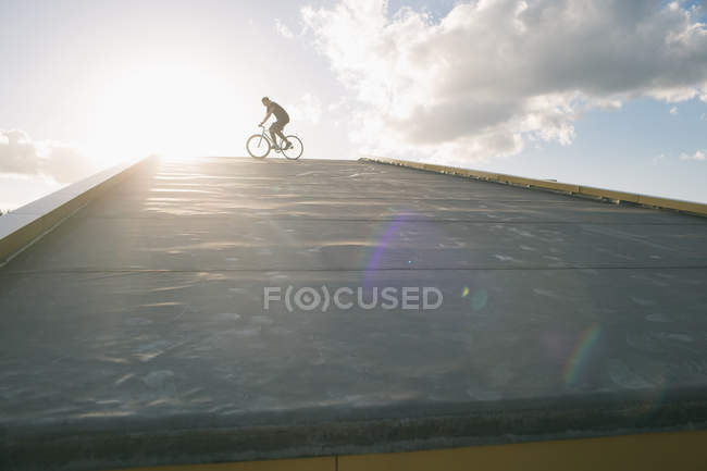 Силуэт велосипедиста над небом — стоковое фото