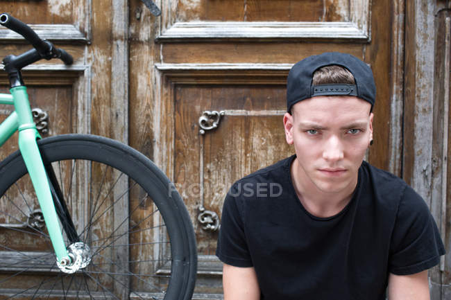 Radfahrer blickt in Kamera — Stockfoto