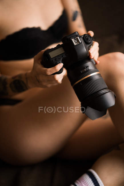 Ernte weibliche Hände halten Fotokamera — Stockfoto