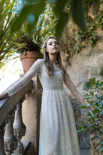 Mulher de vestido de noiva branco — Fotografia de Stock