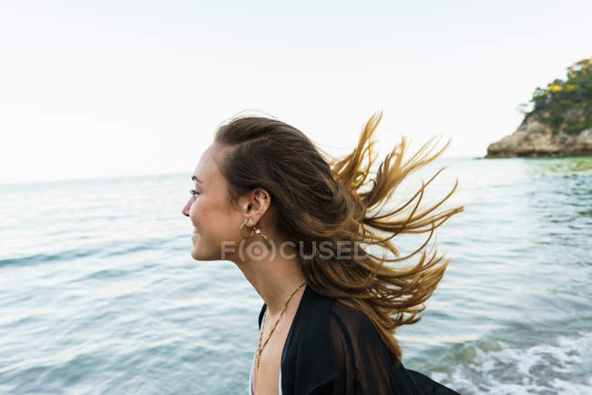 Girl running on beach — Stock Photo