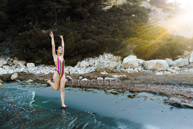 Mujer feliz disfrutando de la playa - foto de stock