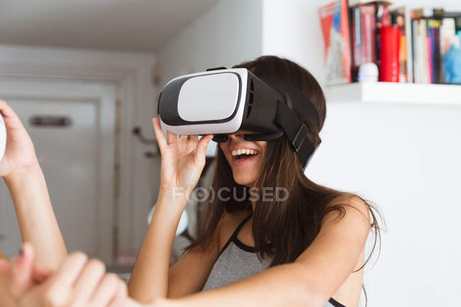 Donna con auricolare VR — Foto stock