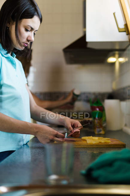 Frau kocht in Küche — Stockfoto