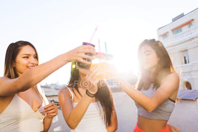 Amigos batendo seus frascos — Fotografia de Stock