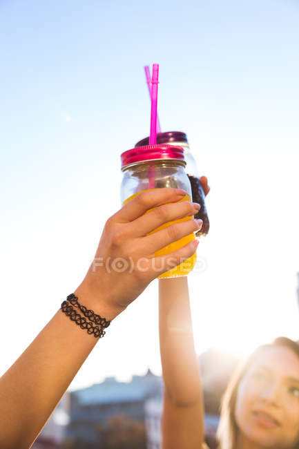 Donne che sbattono le loro bevande — Foto stock