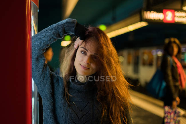 Портрет привабливої імбирної жінки позує в метро — стокове фото