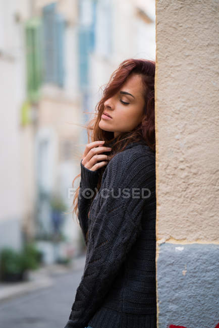 Passion woman with eyes closed standing on corner. — Stock Photo