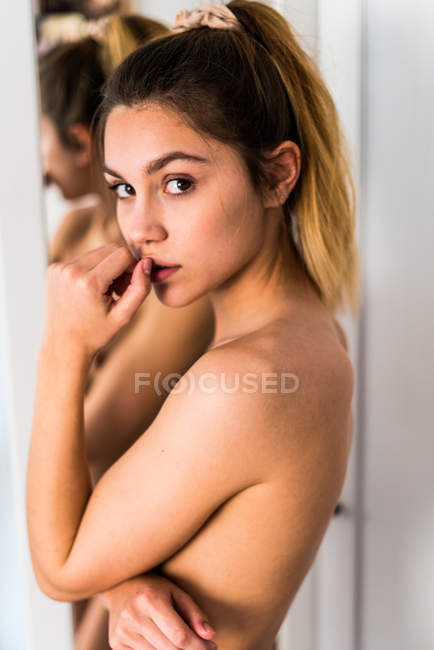 Retrato de una bonita mujer en topless - foto de stock